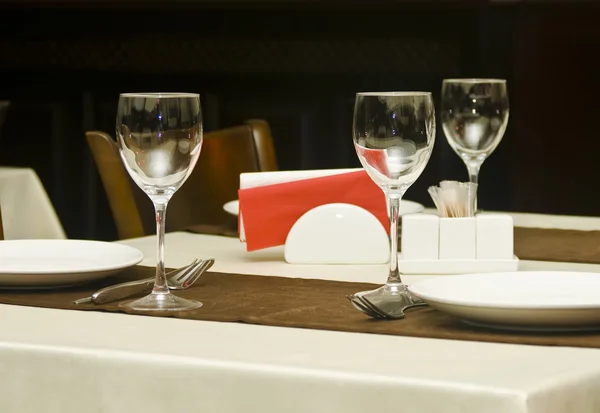 In het restaurant - wijnglazen — Stockfoto