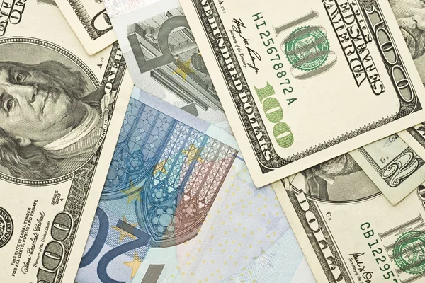 Банкноты доллара США и евро — стоковое фото