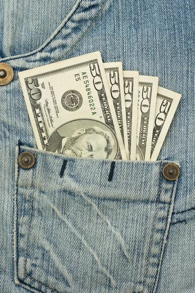 Dinheiro no bolso de jeans — Fotografia de Stock