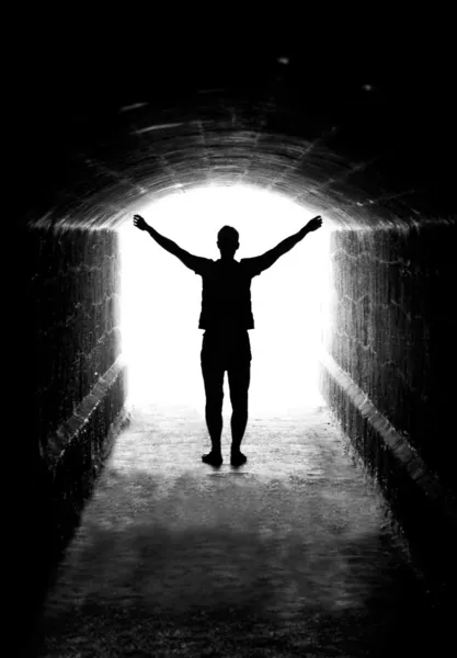 Силуэт человека на выходе из туннеля — стоковое фото