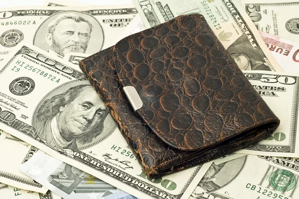 Экономия денег - старый кошелек, доллары США — стоковое фото