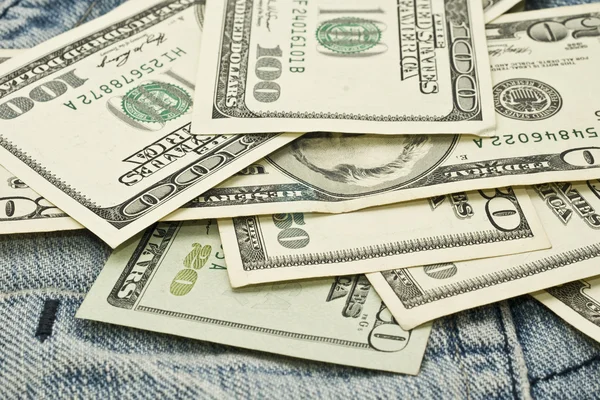 Ons dollar bankbiljetten en jeans — Stockfoto