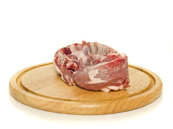 Carne crua em tábua dura redonda — Fotografia de Stock