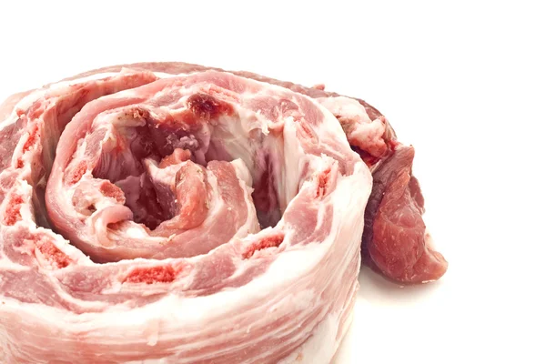 Żeberka wieprzowe walcowane i mięso na białym tle — Zdjęcie stockowe