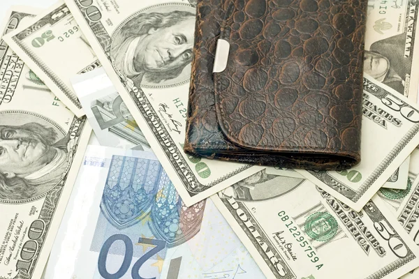 Riqueza - billetera vieja, dólares estadounidenses y euros — Foto de Stock