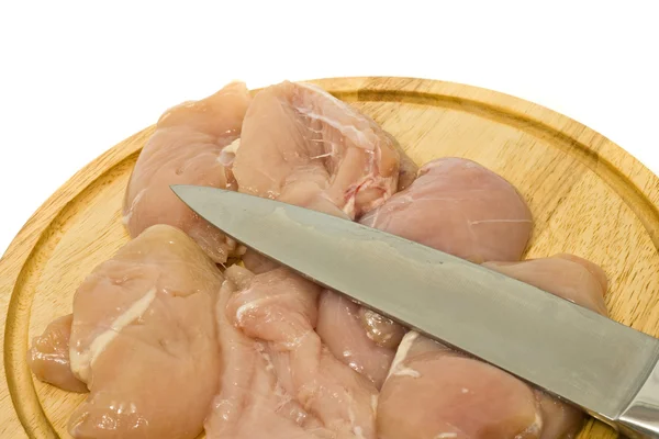 Крупный план филе курицы и ножа — стоковое фото