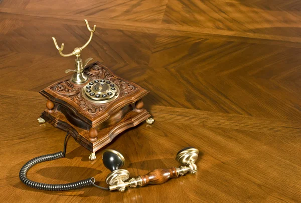 Das Telefon in die Hand nehmen. altmodisches Telefon — Stockfoto