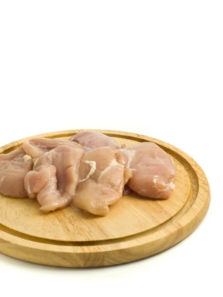 Zbliżenie: filet z kurczaka surowego na desce — Zdjęcie stockowe
