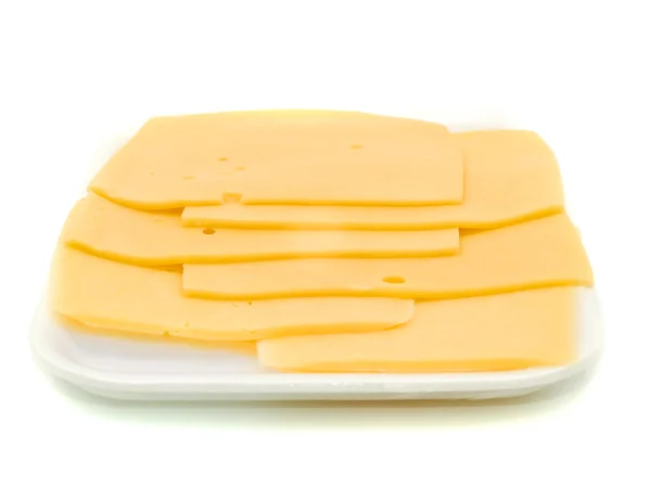 ホワイト上の堅いチーズのスライス — ストック写真