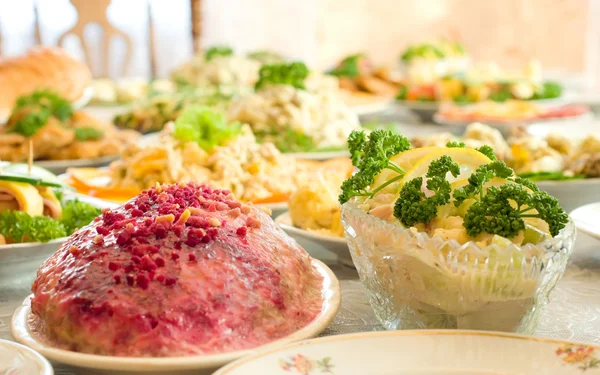 Saladas e pratos. Banquete no restaurante — Fotografia de Stock