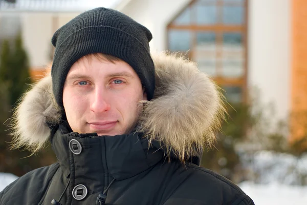 Inverno - uomo in cappello e giacca calda — Foto Stock