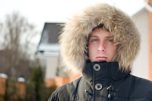 Зимовий час - людина в теплій куртці з пухнастим капюшоном — стокове фото