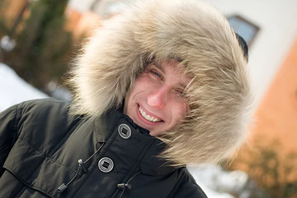 Зимнее время - улыбающийся мужчина в теплой куртке — стоковое фото