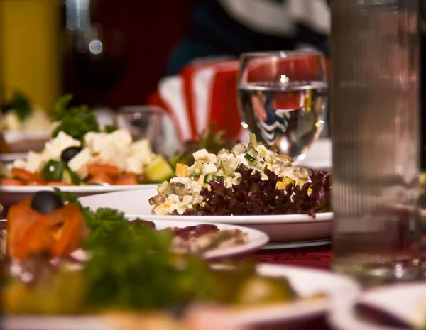 Banquet au restaurant. Focus sur un plat — Photo