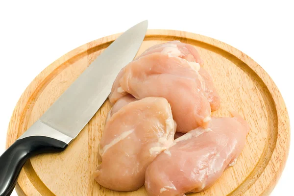Filet de poulet et couteau sur panneau dur isolé — Photo