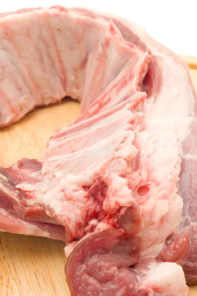 Primer plano de las costillas de cerdo sin cocer en la tabla dura — Foto de Stock