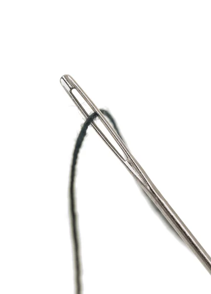 Macro - olho de agulha e costura roscada — Fotografia de Stock