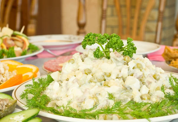 Salada russa saborosa. Banquete no restaurante — Fotografia de Stock