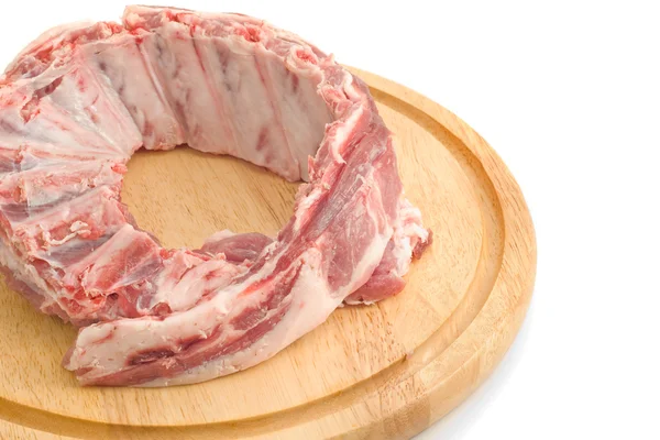 Costelas de porco não cozidas em tábua dura redonda — Fotografia de Stock