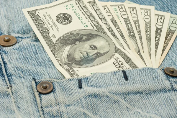 Kot pantolon cebinde - dolar para — Stok fotoğraf