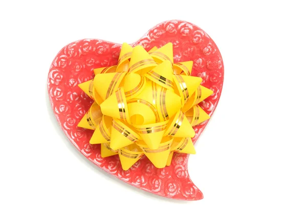 Láska - žlutá luk na červené srdce — Stock fotografie
