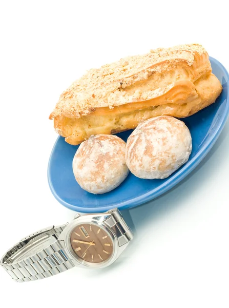 Hora del almuerzo - Reloj y pastelería deliciosa —  Fotos de Stock