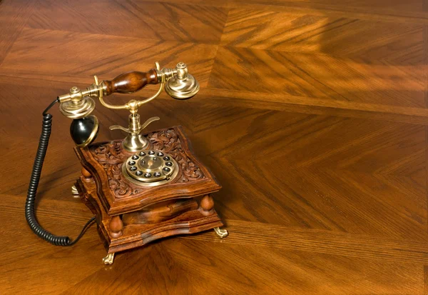 Old-fashioned telephone on table — Zdjęcie stockowe