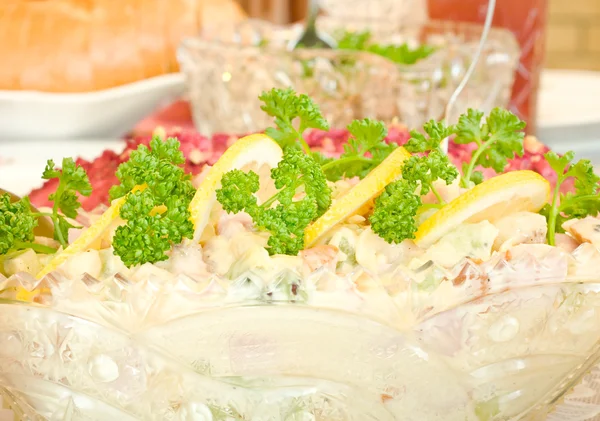 Salada com limão - Banquete no restaurante — Fotografia de Stock