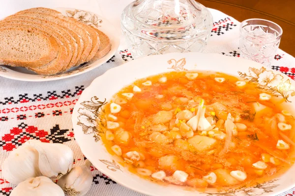 Dania kuchni ukraińskiej - barszcz, wódka, chleb — Zdjęcie stockowe