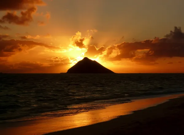 Tropikalny wschód słońca na plaży lanikai. — Zdjęcie stockowe
