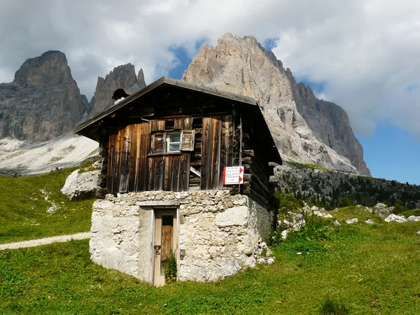 Hütte in den Dolomiten — Stockfoto