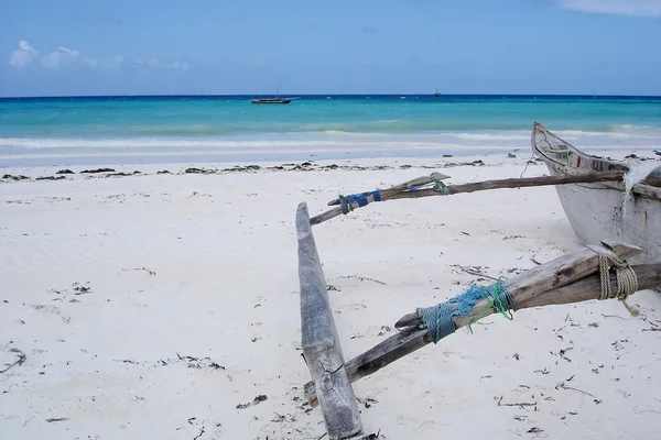 Vecchio dhow su una spiaggia di Zanzibar — Foto Stock
