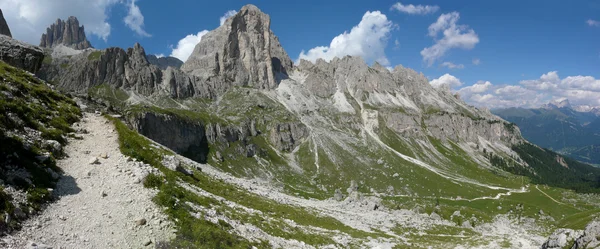 Vandringsled i Dolomiterna — Stockfoto