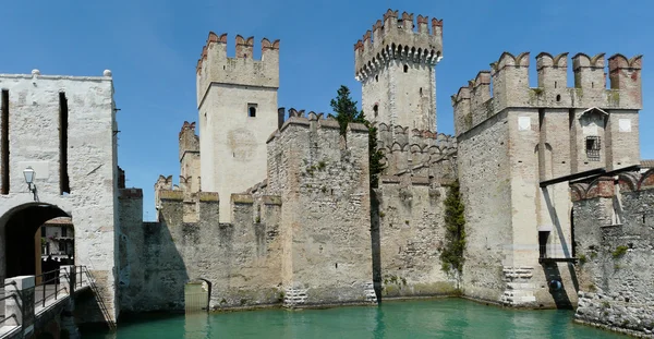 Замок Скалигеро, Сирмиона, Италия — стоковое фото