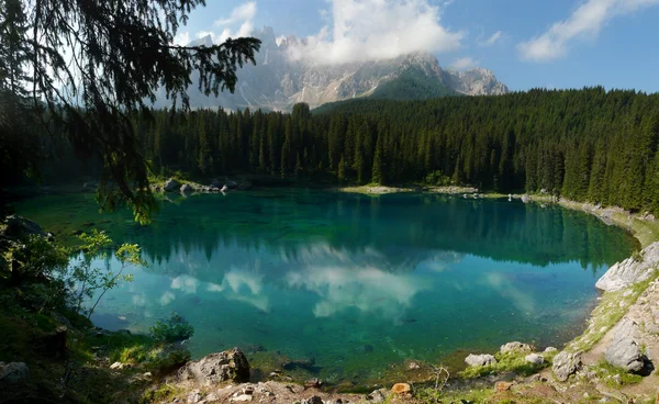 Carezza lake (karersee), Italien — Stockfoto