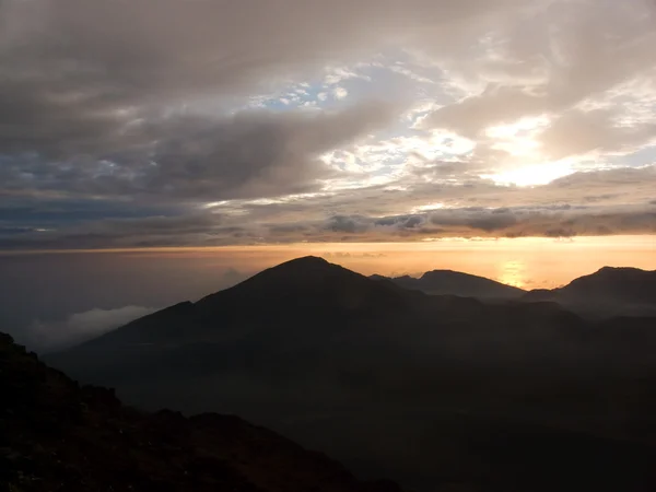 Lever de soleil sur le cratère Haleakala, Maui . — Photo