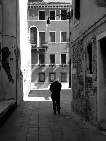 Einsamer alter mann in italien — Stockfoto