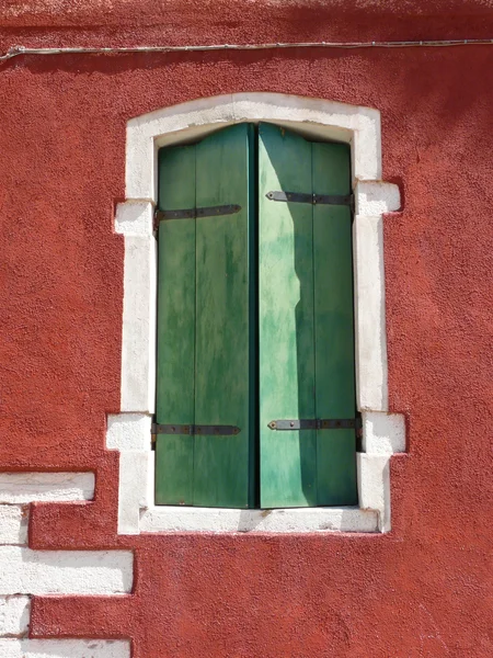 Gröna fönsterluckor — Stockfoto