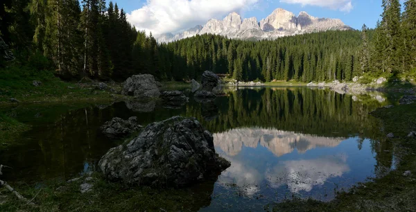 Reflejo de los Dolomitas italianos — Foto de Stock