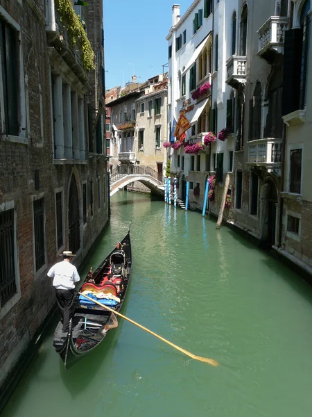 Gondelier op het werk in Venetië. — Stockfoto