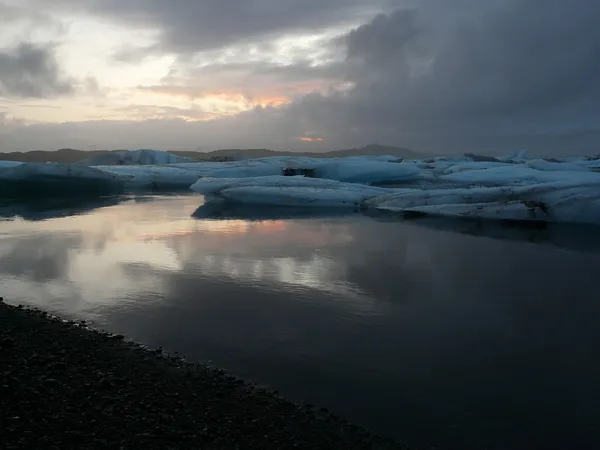 Ηλιοβασίλεμα στο jokulsarlon, η λιμνοθάλασσα του παγετώνα — Φωτογραφία Αρχείου