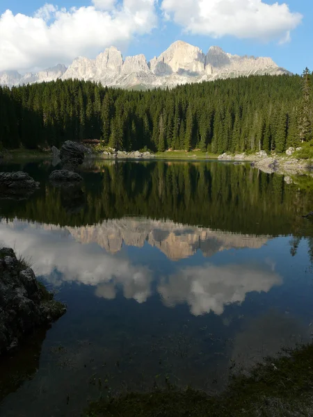 Lago Carezza en los Dolomitas Italianos — Foto de Stock
