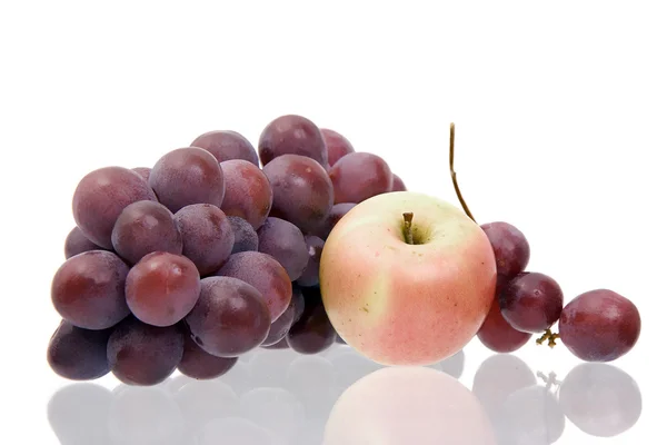 Nature morte avec des raisins et une pomme — Photo