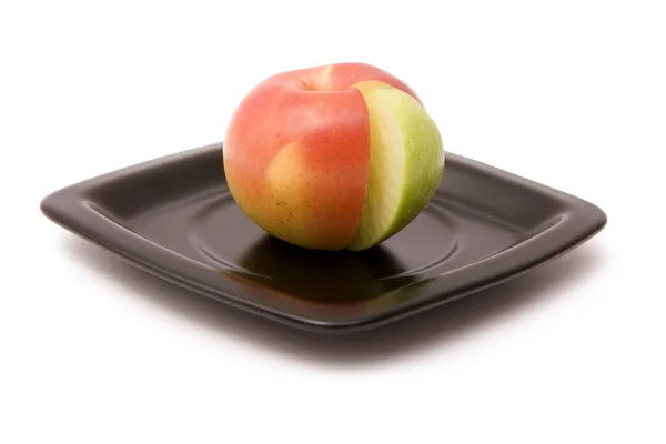 Pomme et segment sur une assiette — Photo
