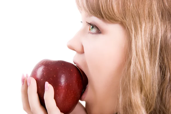 Het meisje bijt een appel — Stockfoto