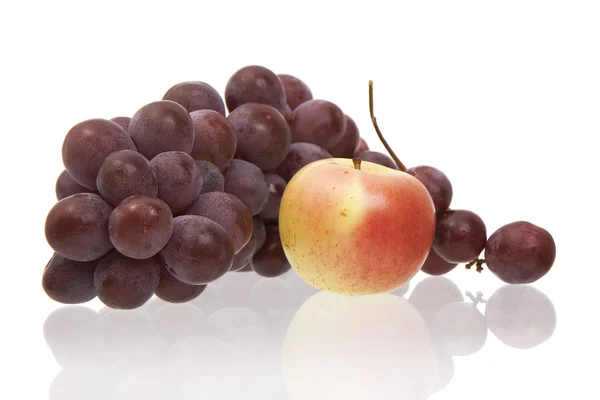 Pomme et raisins sur fond blanc — Photo