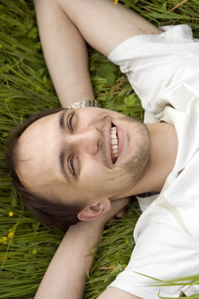 Człowiek po odpoczynku na trawie — Zdjęcie stockowe