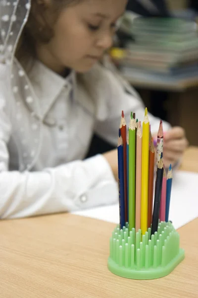 Barevné tužky ve škole — Stock fotografie