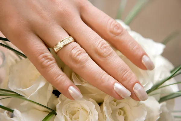 Wedding ring on a female hand — Stock Photo, Image