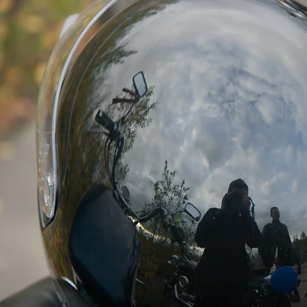 Рефлексия неба в мотоциклетном шлеме — стоковое фото